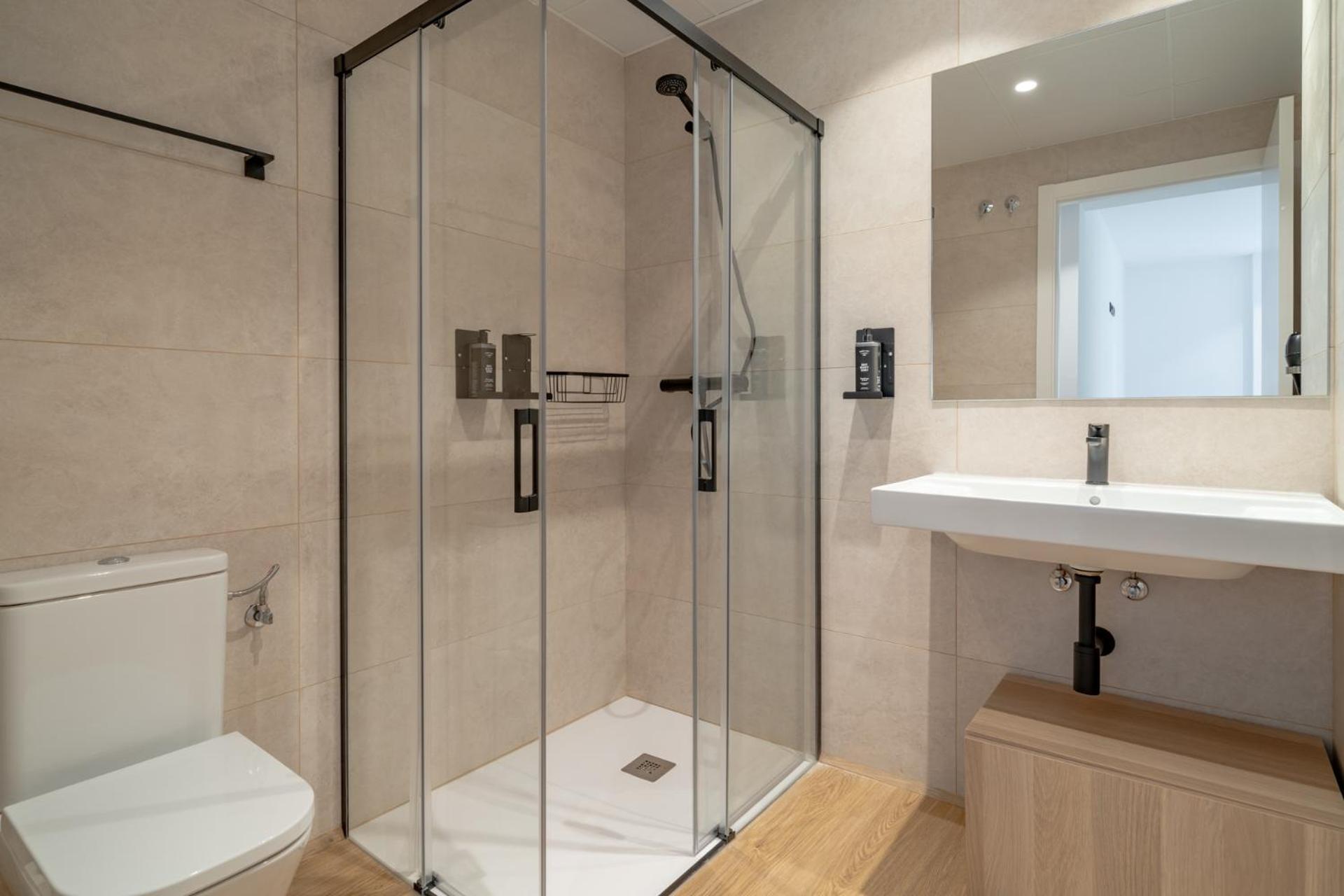 Limehome Barcelona Placa Pirineus لوسبيتاليت دي يوبريغات المظهر الخارجي الصورة