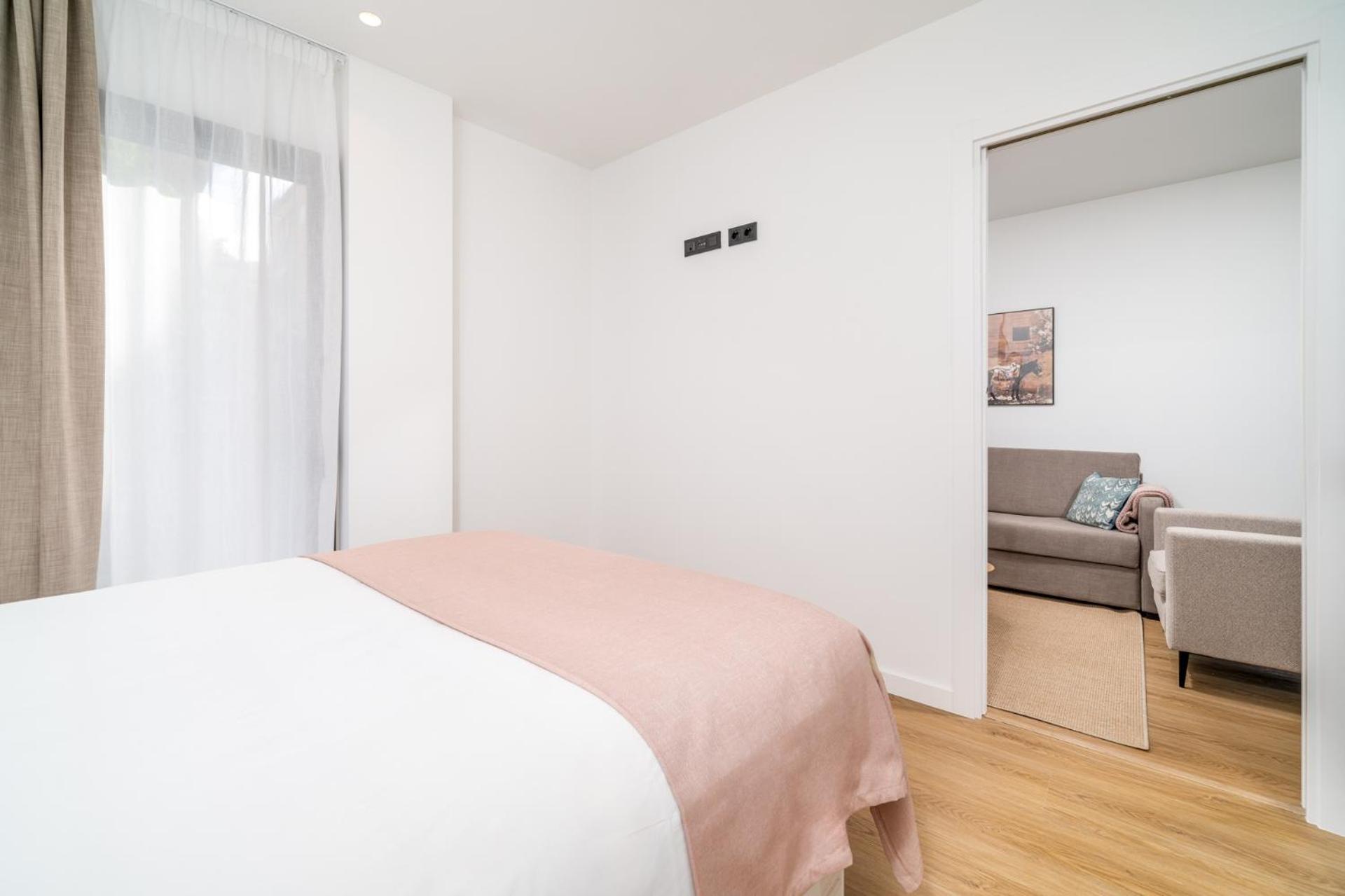 Limehome Barcelona Placa Pirineus لوسبيتاليت دي يوبريغات المظهر الخارجي الصورة