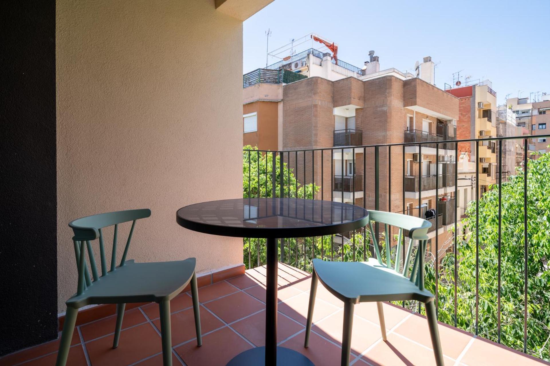 Limehome Barcelona Placa Pirineus لوسبيتاليت دي يوبريغات المظهر الخارجي الصورة